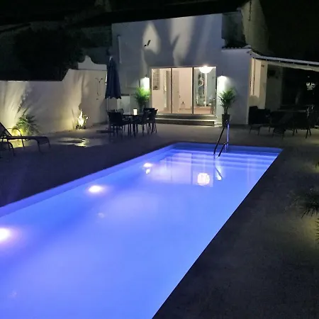 Вилла Campoamor & Private Pool, Garden & Roof Terraces Distant Sea Views *